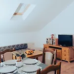 Apartament Hvar & *